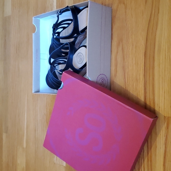 So Maple Black Sandals - Picture 4 of 4